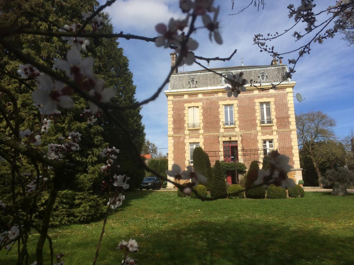 Le Domaine Des Pres Du Hom Bed and Breakfast Bézu-Saint-Éloi Buitenkant foto